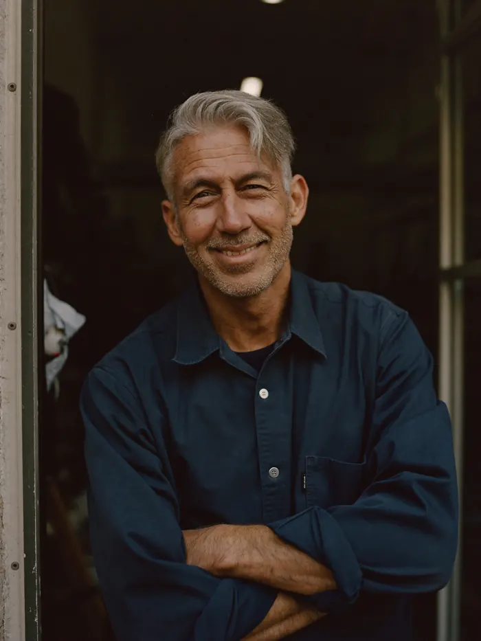 Martin Roth, Inhaber, vor der Werkstatt